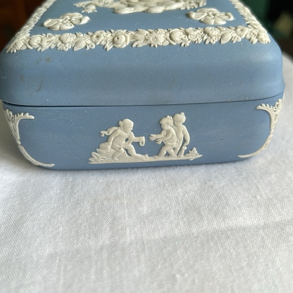 Wedgwood Blue Jasperware Square trinket box small. Vintage item. - Picture 4 of 7